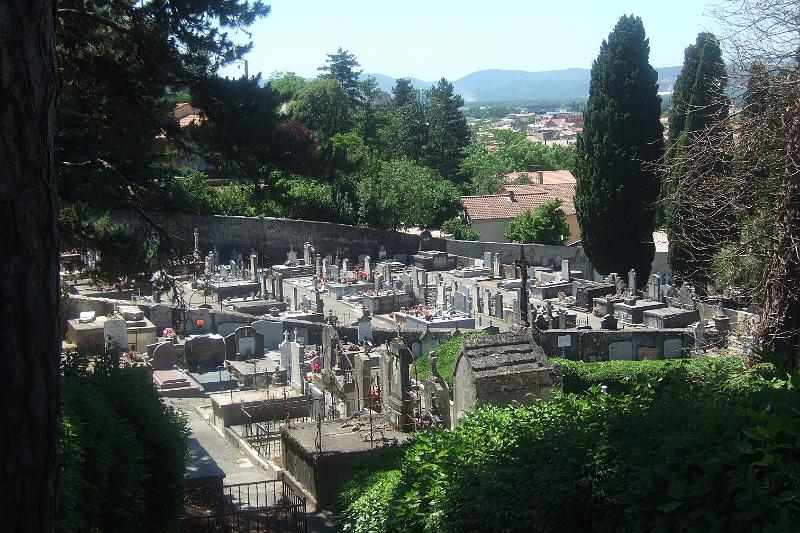 2011-05- (1829).JPG - Richtung Nord-West wälzt sich der Friedhof abwärts zur Stadt